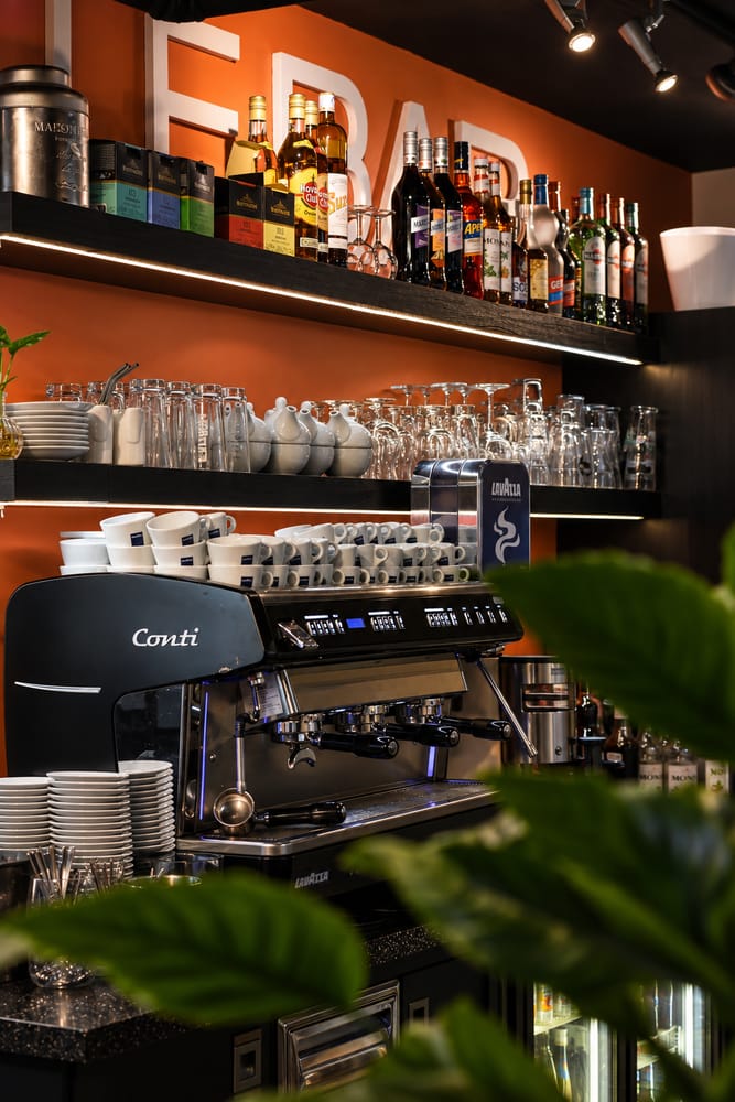 Le bar et la machine à café