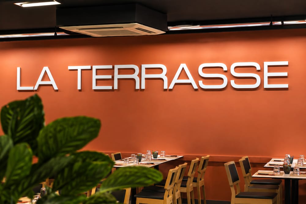 L'enseigne LA TERRASSE et la salle